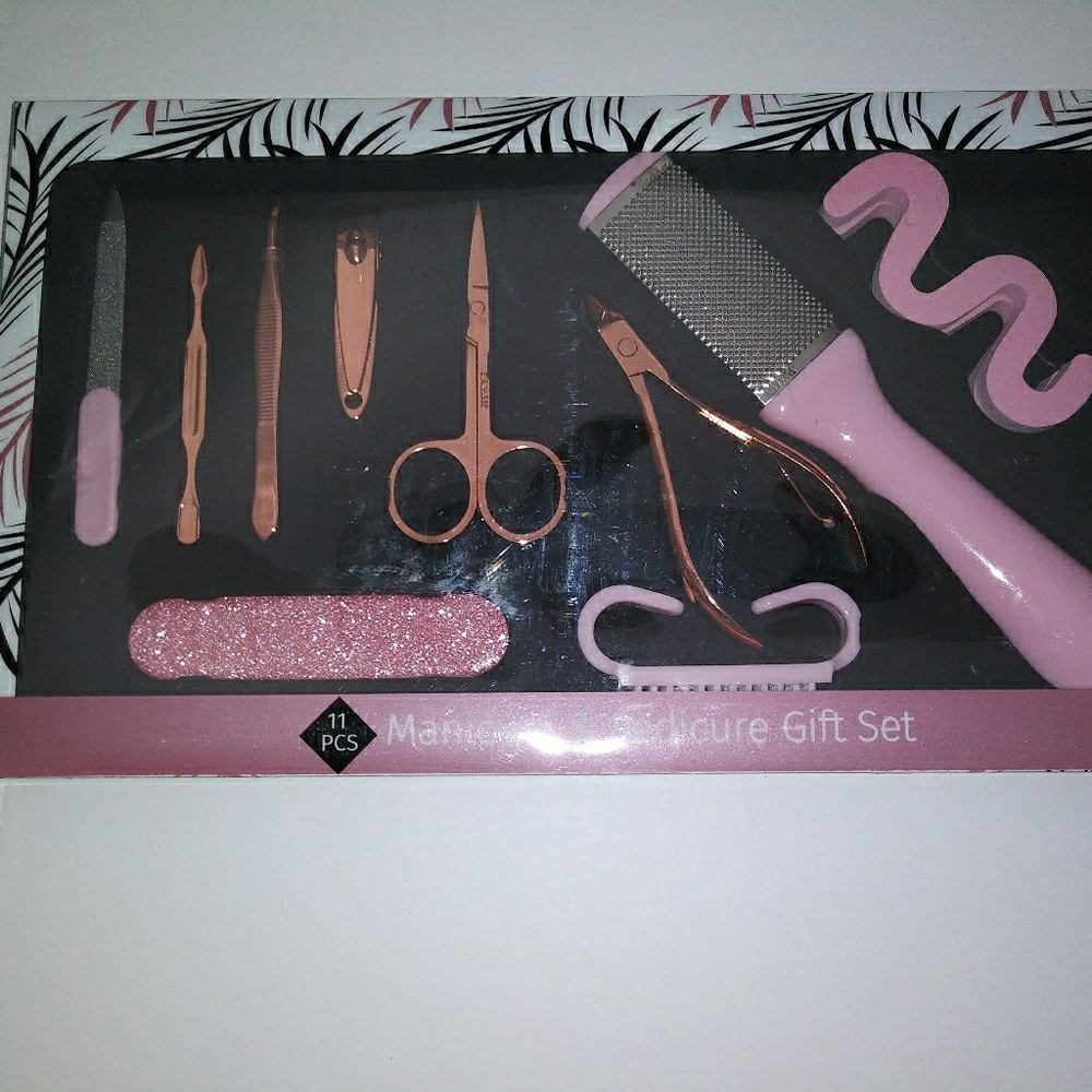 COPY - Diamond Cosmetics 11 PC Manicure & Pedicur…